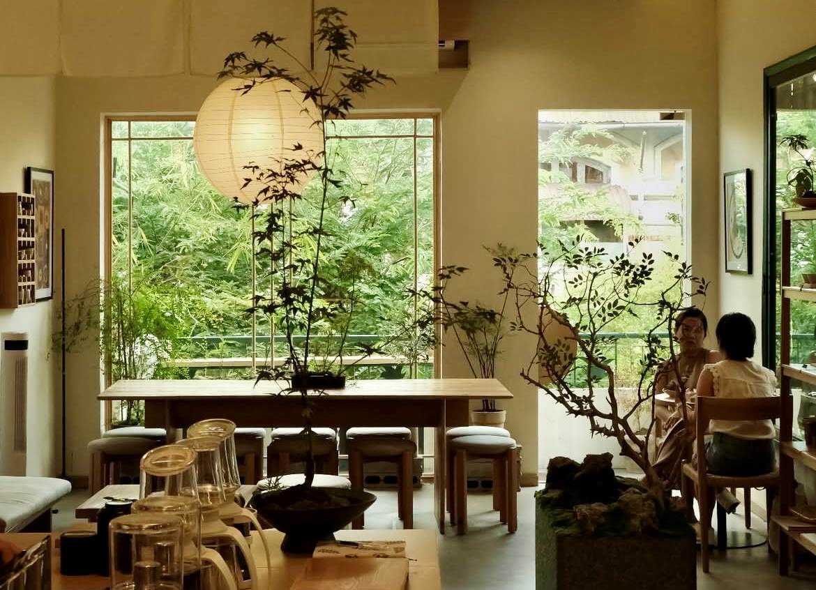 Các quán cà phê vừa đảm bảo trải nghiệm cho khách, vừa tìm giải pháp tuân thủ quy định về bản quyền âm nhạc. Ảnh: Minh Vũ