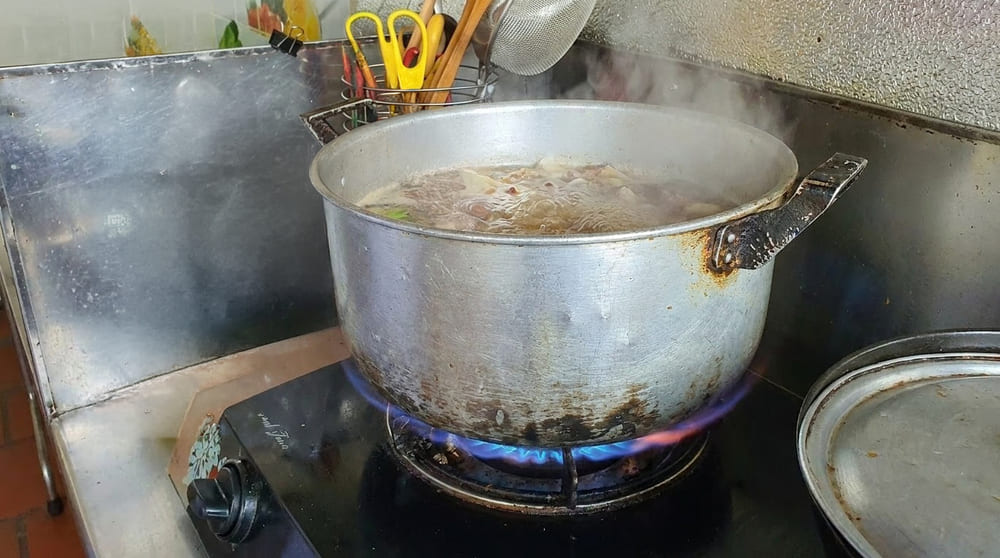 適切な鍋を選び、調理時に蓋をすることは、効果的なガス節約のヒントの1つです。写真:タイン・トゥン