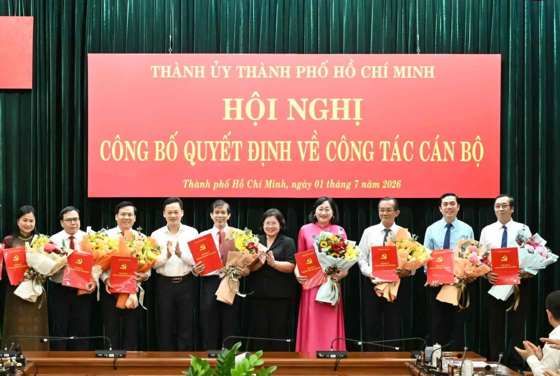 Les dirigeants de Hô Chi Minh-Ville remettent les décisions de nomination du rédacteur en chef et des rédacteurs en chef adjoints du journal Saigon Giai Phong. Photo: Viet Dung