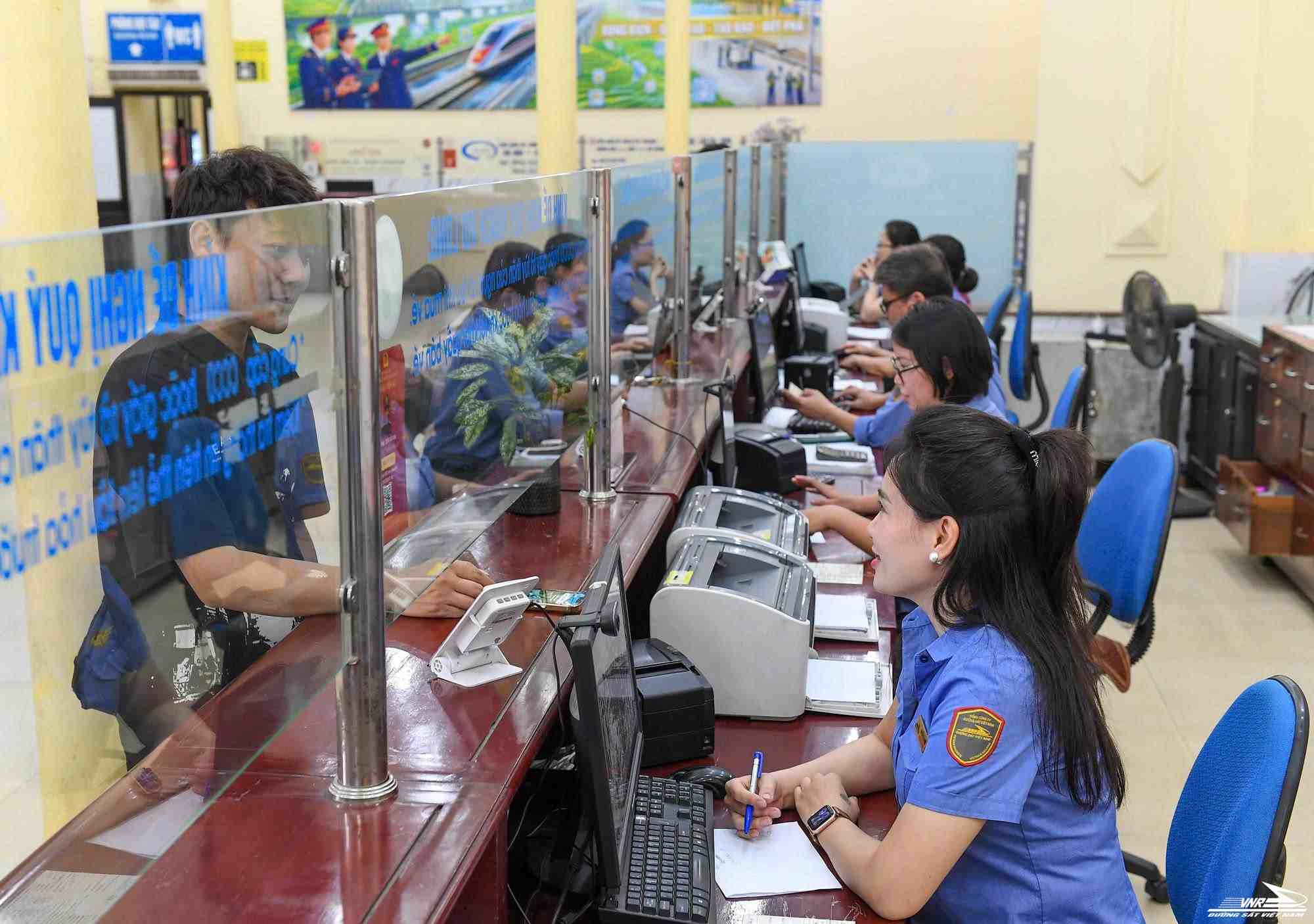 Railway industry reduces fares on many routes. Photo: VNR