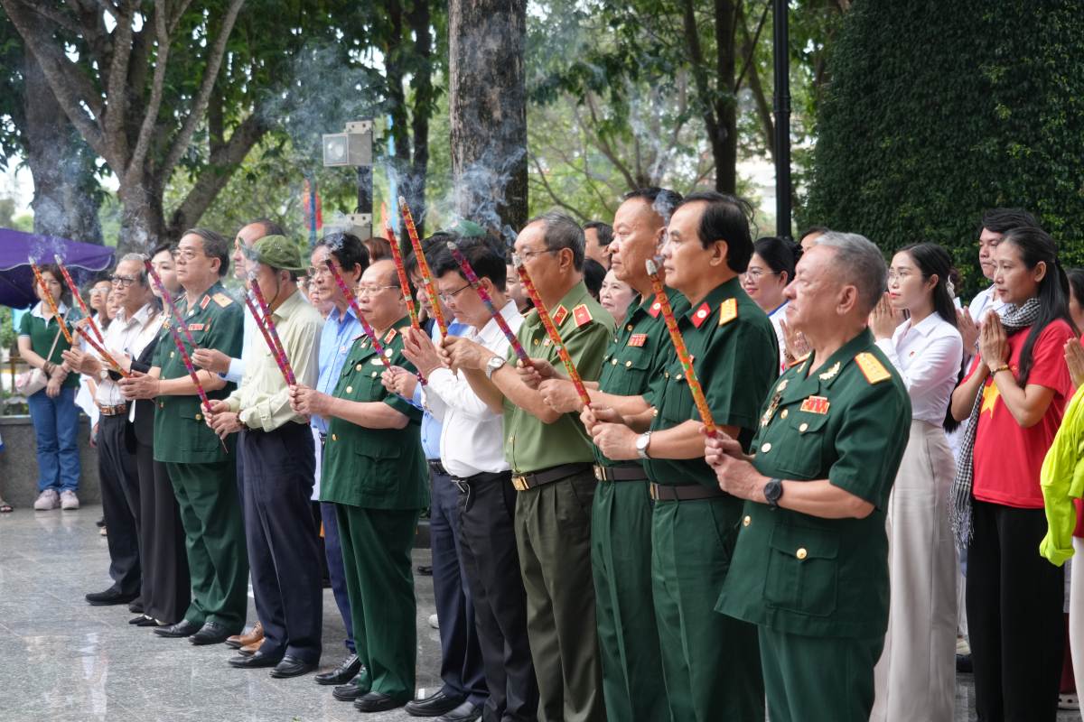 Hội Quân dân y Việt Nam cùng UBND xã Đất Đỏ, các đơn vị đồng hành dâng hương tưởng niệm Anh hùng Liệt sĩ Võ Thị Sáu. Ảnh: Thành An