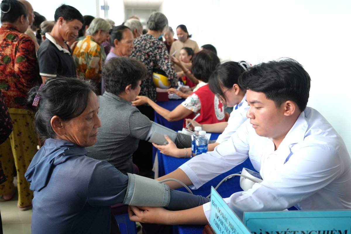 Exámenes médicos de detección, dispensación de medicamentos y entrega de regalos a unas 500 personas en la comuna de Đất Đỏ. Foto: Thành An