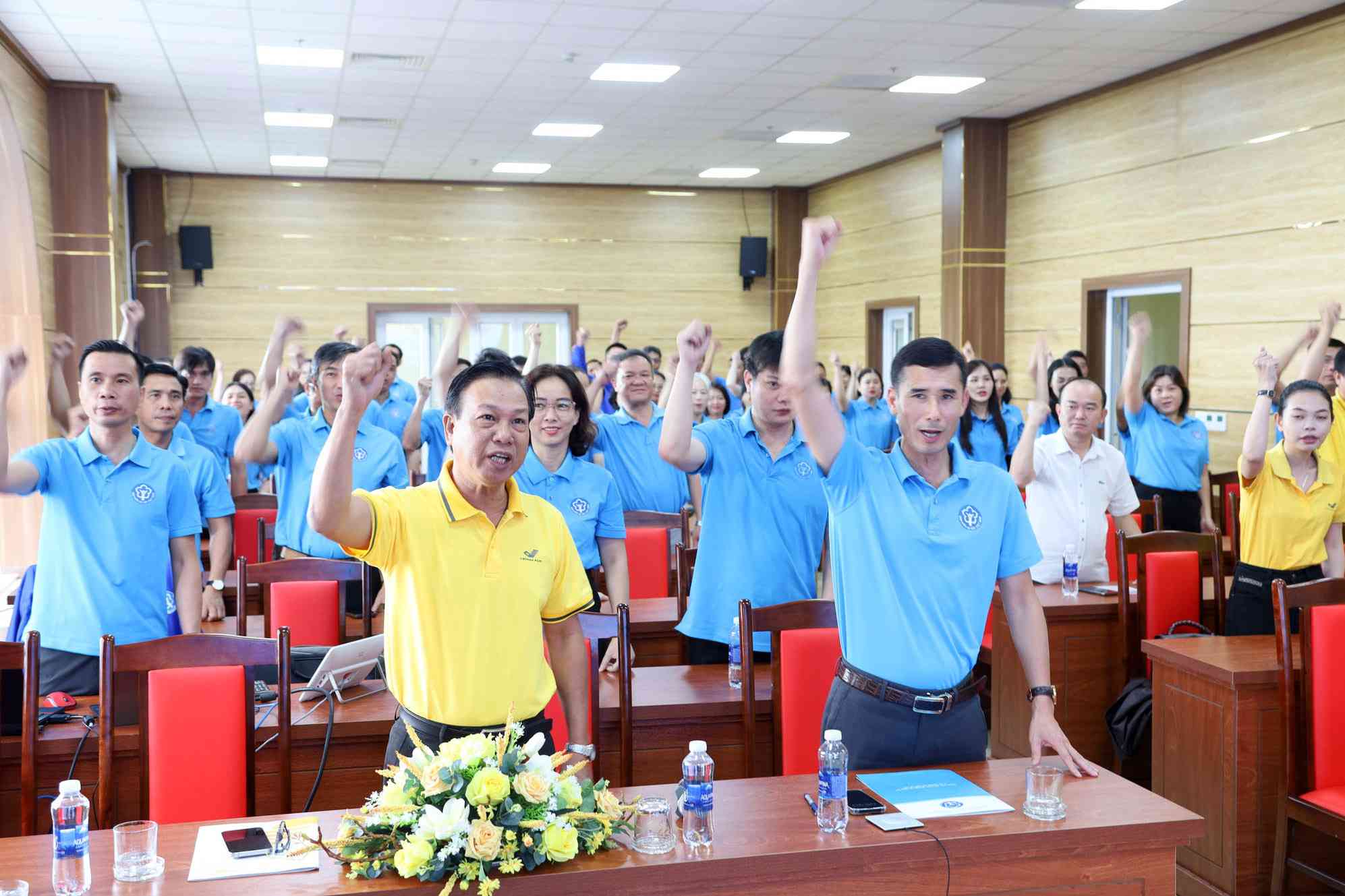 Officials and employees of Lam Dong Provincial Social Insurance show determination to implement the set targets. Photo: Linh Thu