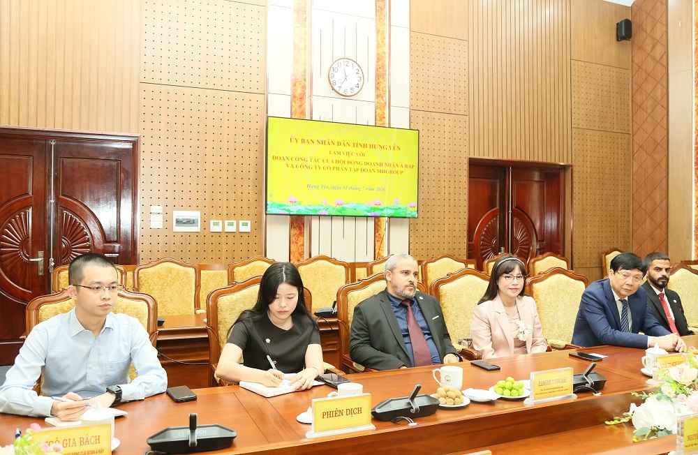 Đoàn công tác của Hội đồng Doanh nhân Ả Rập và Công ty Cổ phần Tập đoàn MHGroup dự buổi làm việc. Ảnh: Tất Đạt  