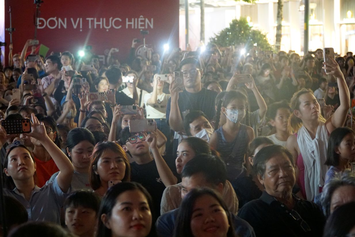 Đông đúc người dân và du khách đổ về đường Nguyễn Huệ xem màn trình diễn ánh sáng. Ảnh: Thanh Chân