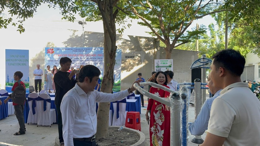 Lãnh đạo tham quan, trải nghiệm các hạng mục tại công viên Khu phố 54. Ảnh: Trình Tâm.