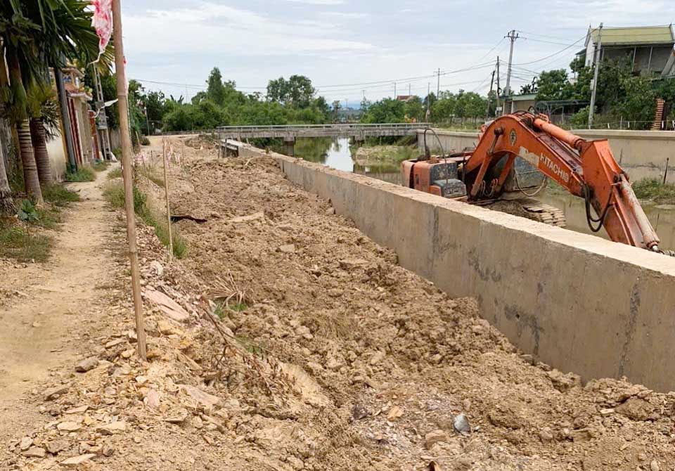 Dự án tiêu thoát lũ thi công chậm trễ đã ảnh hưởng đến việc đi lại của nhiều người dân thôn Trung Lễ. Ảnh: Trần Tuấn
