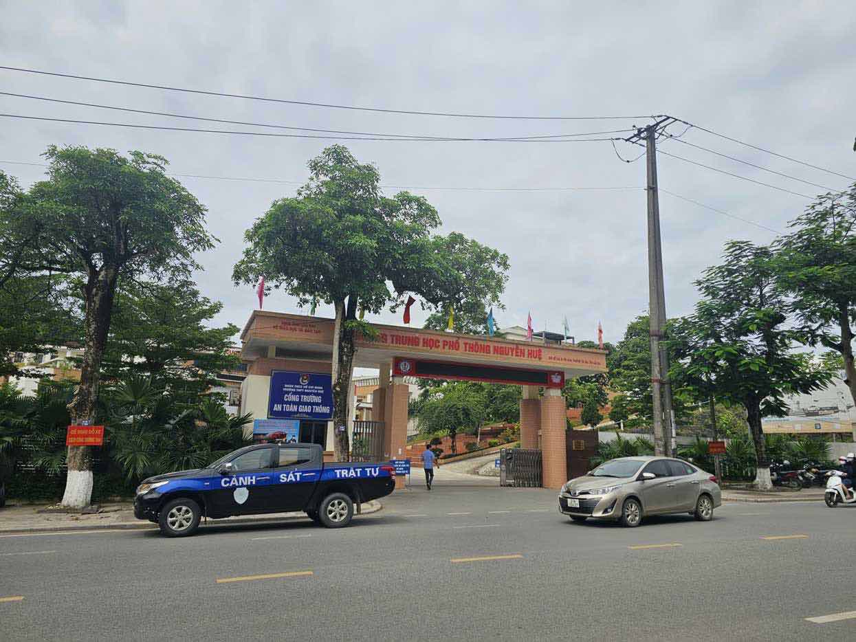 The exam also recorded 142 exam papers scoring 10 points and many schools maintained a 100% graduation rate. Photo: Lao Cai Police