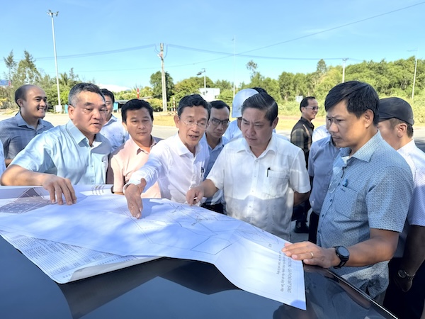 Vice Chairman of Da Nang City People's Committee Phan Thai Binh inspects the reality of Tam Hiep port industrial and logistics area. Photo: Da Nang City People's Committee