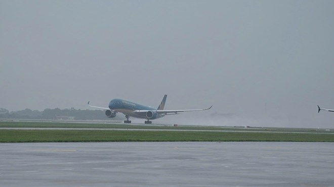 Units in the aviation industry strengthen measures to ensure flight safety during the rainy and flood season. Photo: Noi Bai airport