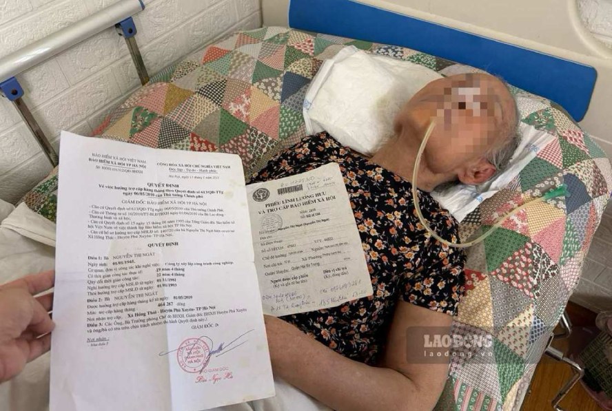 On the morning of July 1st, functional agencies went to Mrs. Nguyen Thi Ngat's house to hand over her social insurance allowance that had been accumulated for the past 5 years. Photo: Thuy Linh