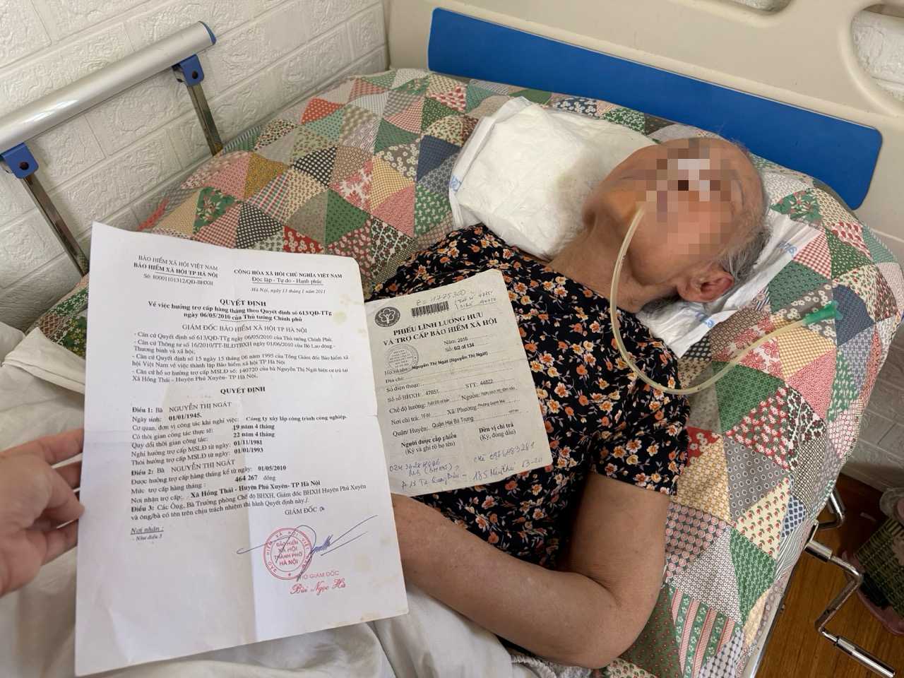 On the morning of July 1st, functional agencies went to Mrs. Nguyen Thi Ngat's house to hand over her social insurance allowance that had been accumulated for the past 5 years. Photo: Thuy Linh