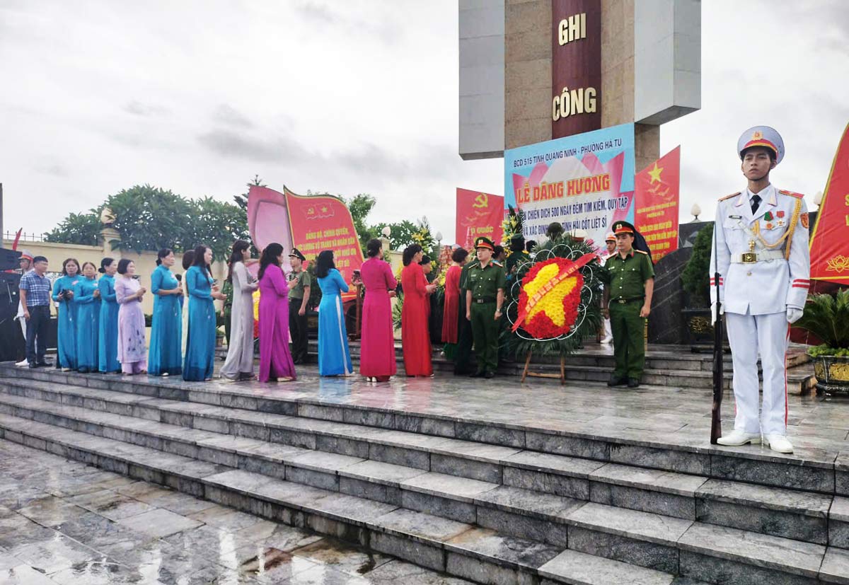 Các đại biểu dâng hương tại Nghĩa trang Liệt sĩ Hà Tu. Ảnh: Đoàn Hưng