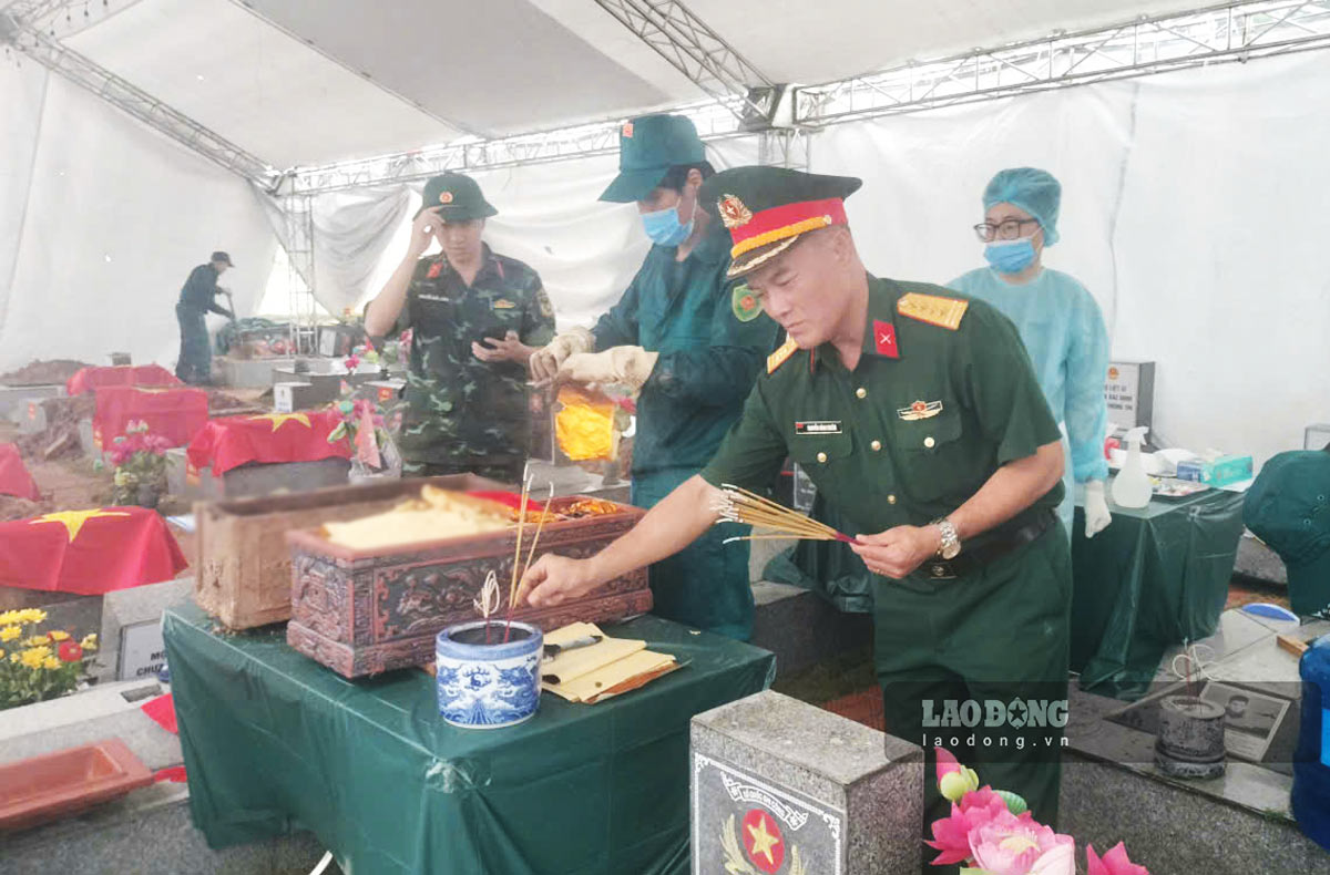The working group takes samples of martyrs' remains for DNA testing at Ha Tu Martyrs' Cemetery. Photo: Doan Hung