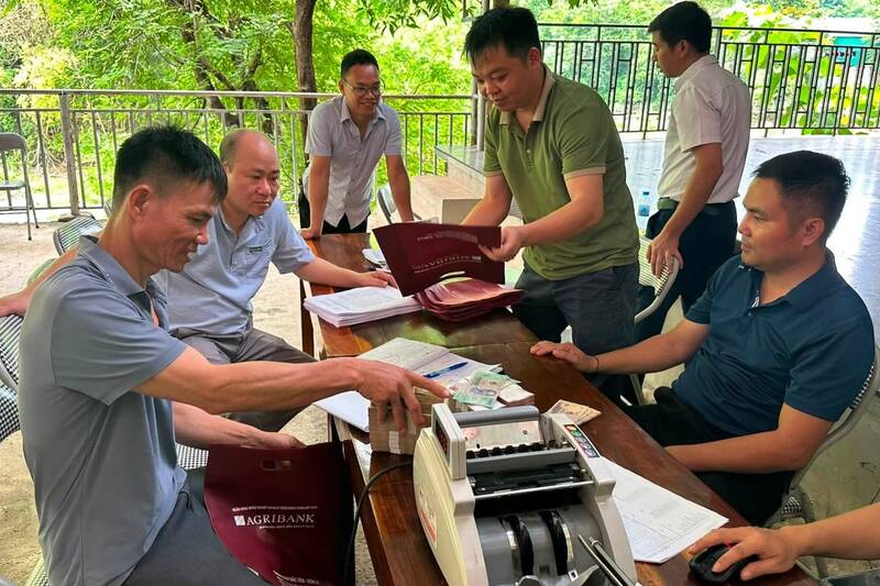 People in Nhan Noc village, Ta Khoa commune, Son La province receive compensation for site clearance for provincial road 120C project (Yen Chau - Ta Khoa). Photo: Ta Khoa Commune DVTH Center