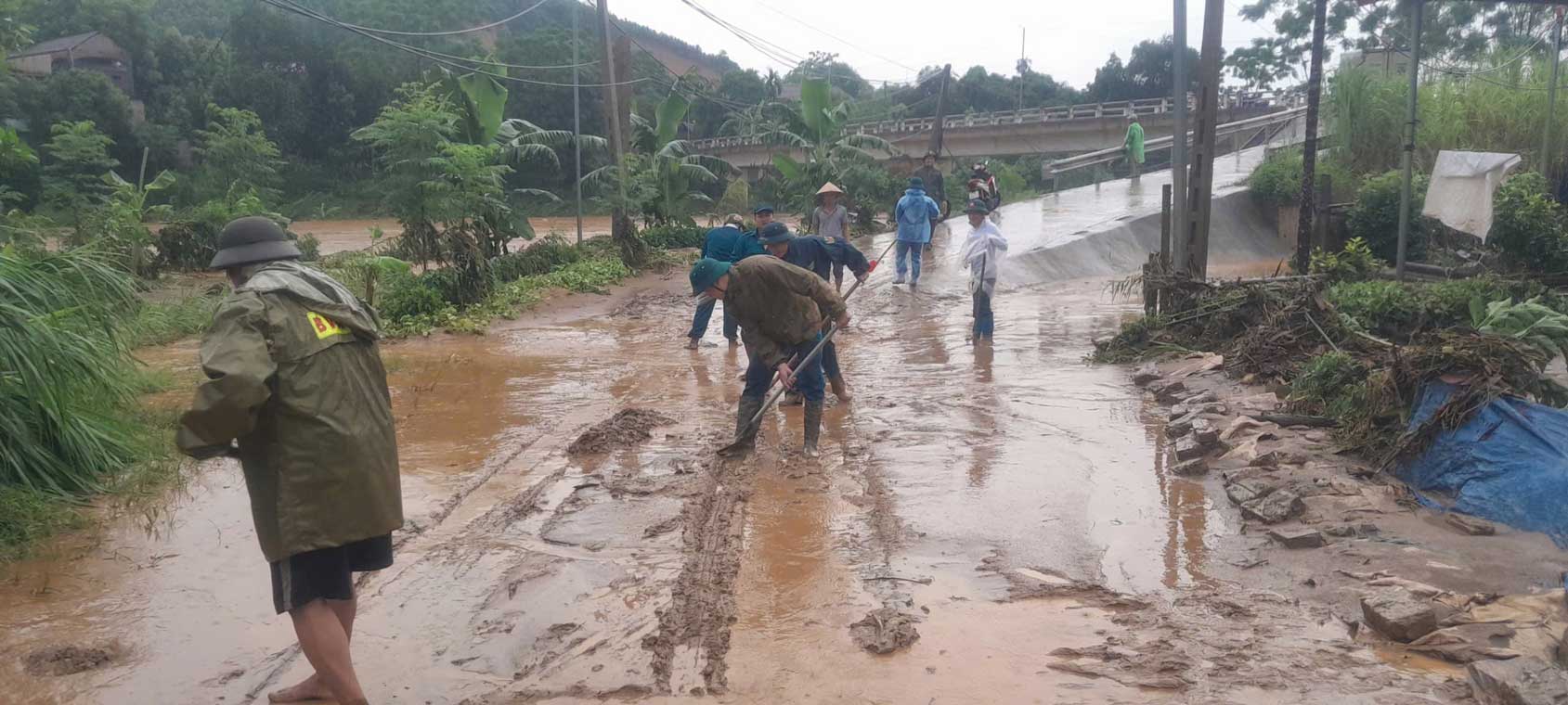 Urgently overcome the consequences of floods in Au Lau ward. Photo: Au Lau Ward