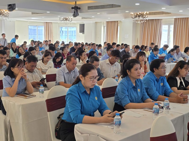 Các cán bộ công đoàn được kỹ năng đối thoại, thương lượng tập thể và kỹ năng sử dụng các ứng dụng trí tuệ nhân tạo trong hoạt động công đoàn. Ảnh: Nam Dương