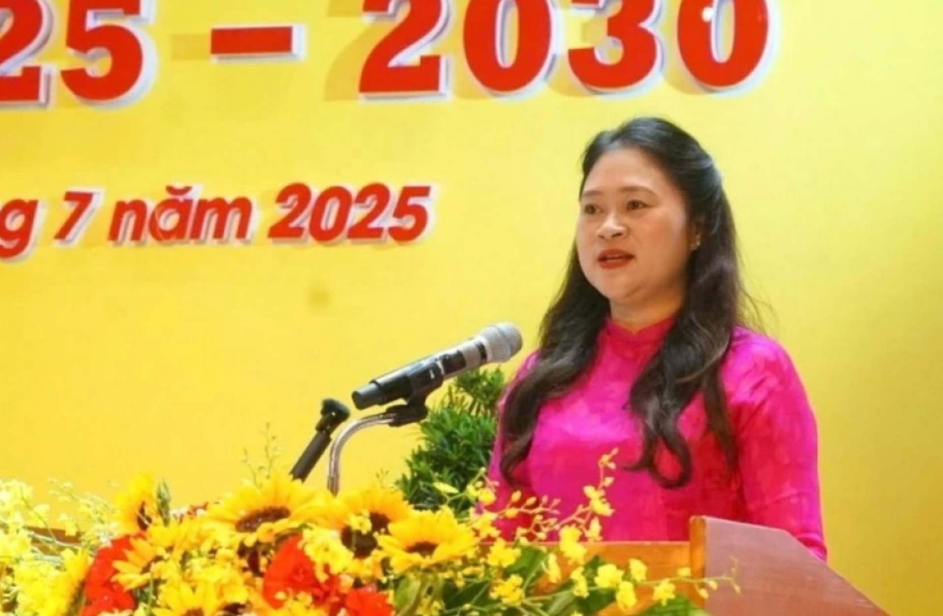 Mme Cao Thi Huyen Tran, membre du comité municipal du parti, secrétaire du comité du parti du quartier de Hai Chau, a été mutée et nommée directrice du département de l'intérieur, présidente du comité populaire de la zone spéciale de Hoang Sa, ville de Da Nang. Photo: An Thuong