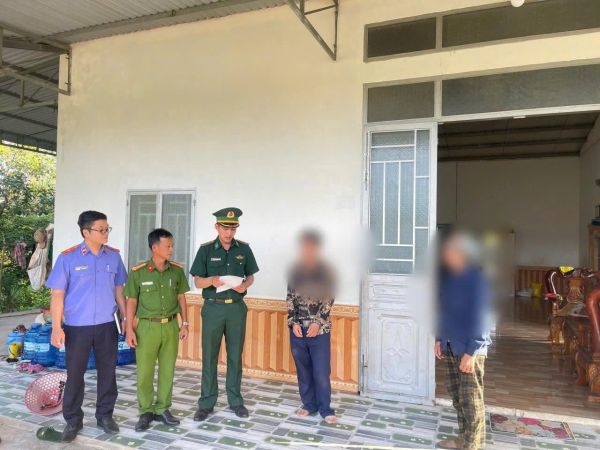 Cơ quan chức năng bắt giữ đối tượng, thu giữ tang vật trong vụ án ma túy. Ảnh: ĐVCC