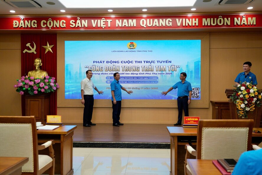 Delegates perform the launching ceremony of the "Trade Union in My Heart" contest. Photo: Phu Tho Provincial Labor Federation