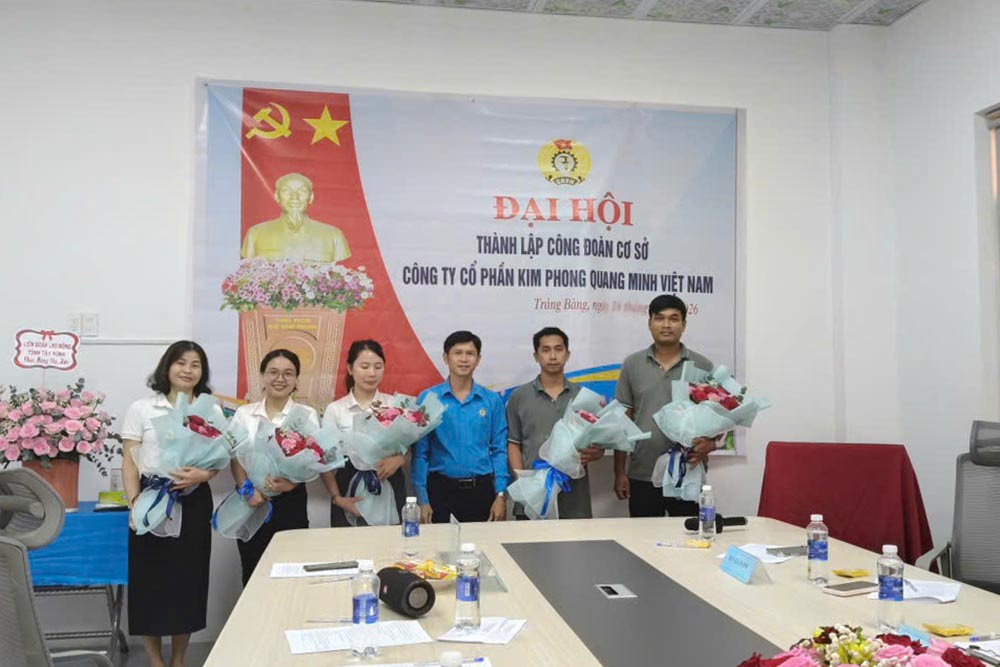 The Congress announced the decision to establish the grassroots Trade Union of Kim Phong Quang Minh Vietnam Joint Stock Company (Tay Ninh province) with 56 union members who are employees of the enterprise. Photo: Phuong Dung