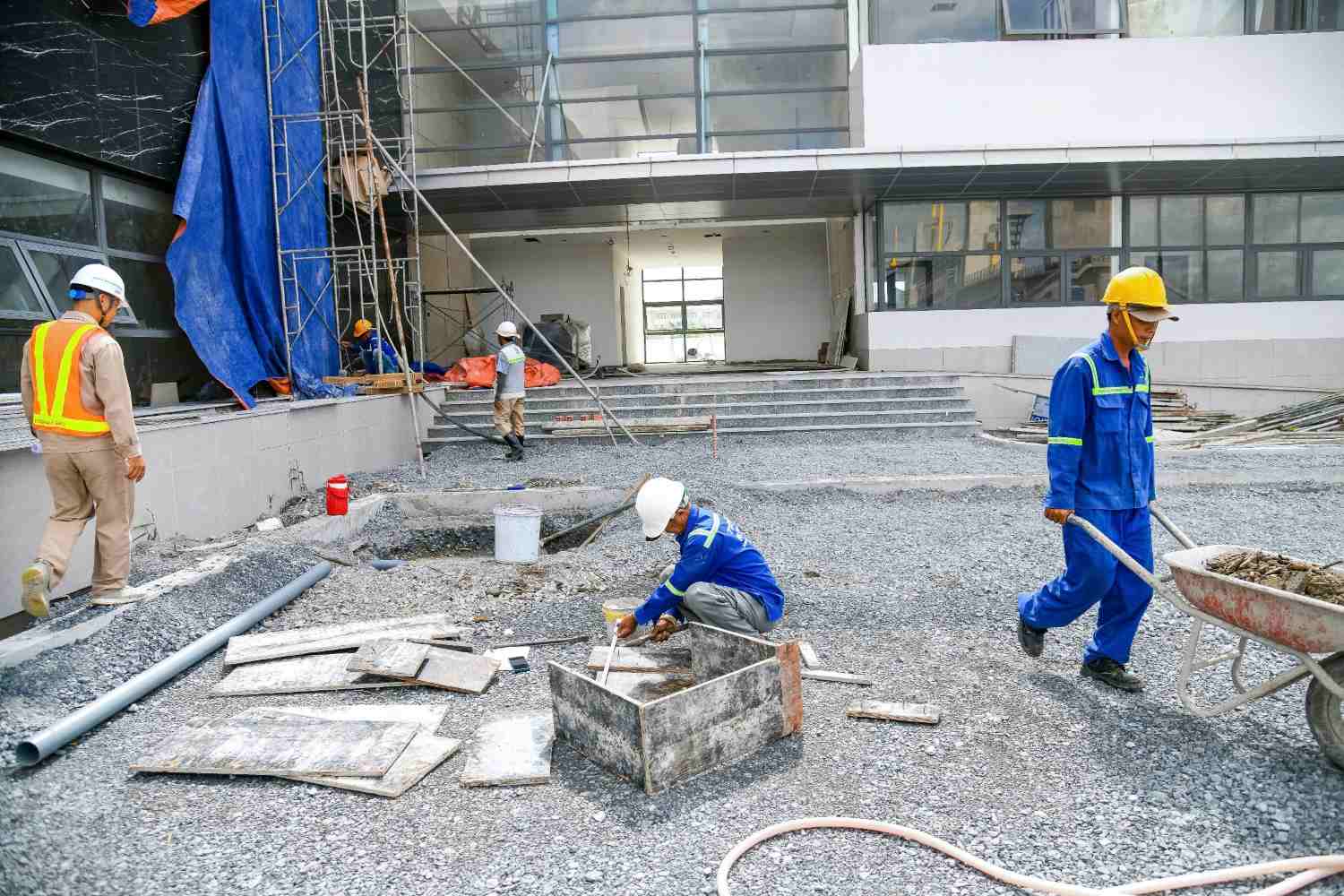 Công nhân thi công hoàn thiện tòa nhà điều hành trung tâm dự án ở khu vực cống Mương Chuối.  Ảnh: Minh Quân