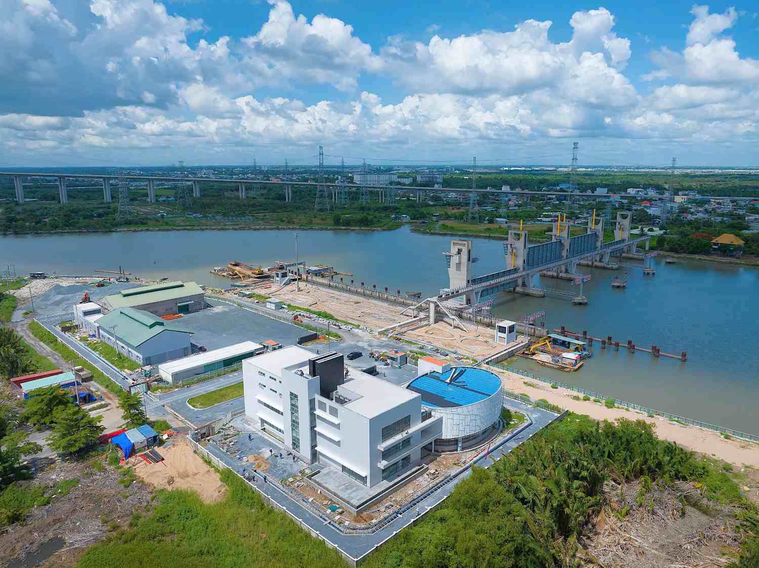 Toàn cảnh cống ngăn triều Mương Chuối.  Ảnh: Minh Quân