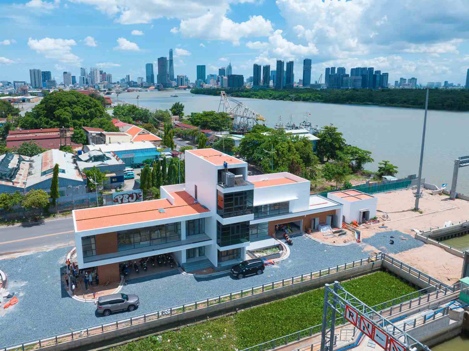 Nhà điều hành cống ngăn triều Tân Thuận cơ bản hoàn thành.  Ảnh: Minh Quân