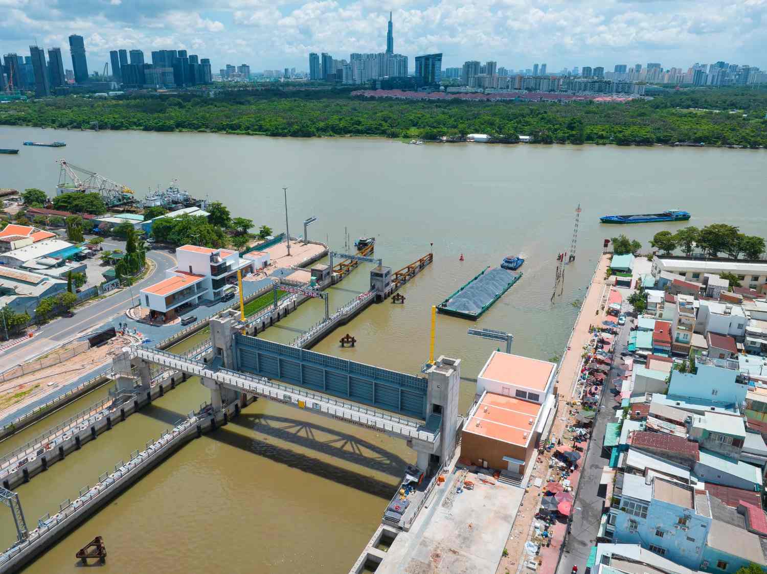 Toàn cảnh cống ngăn triều Tân Thuận.  Ảnh: Minh Quân