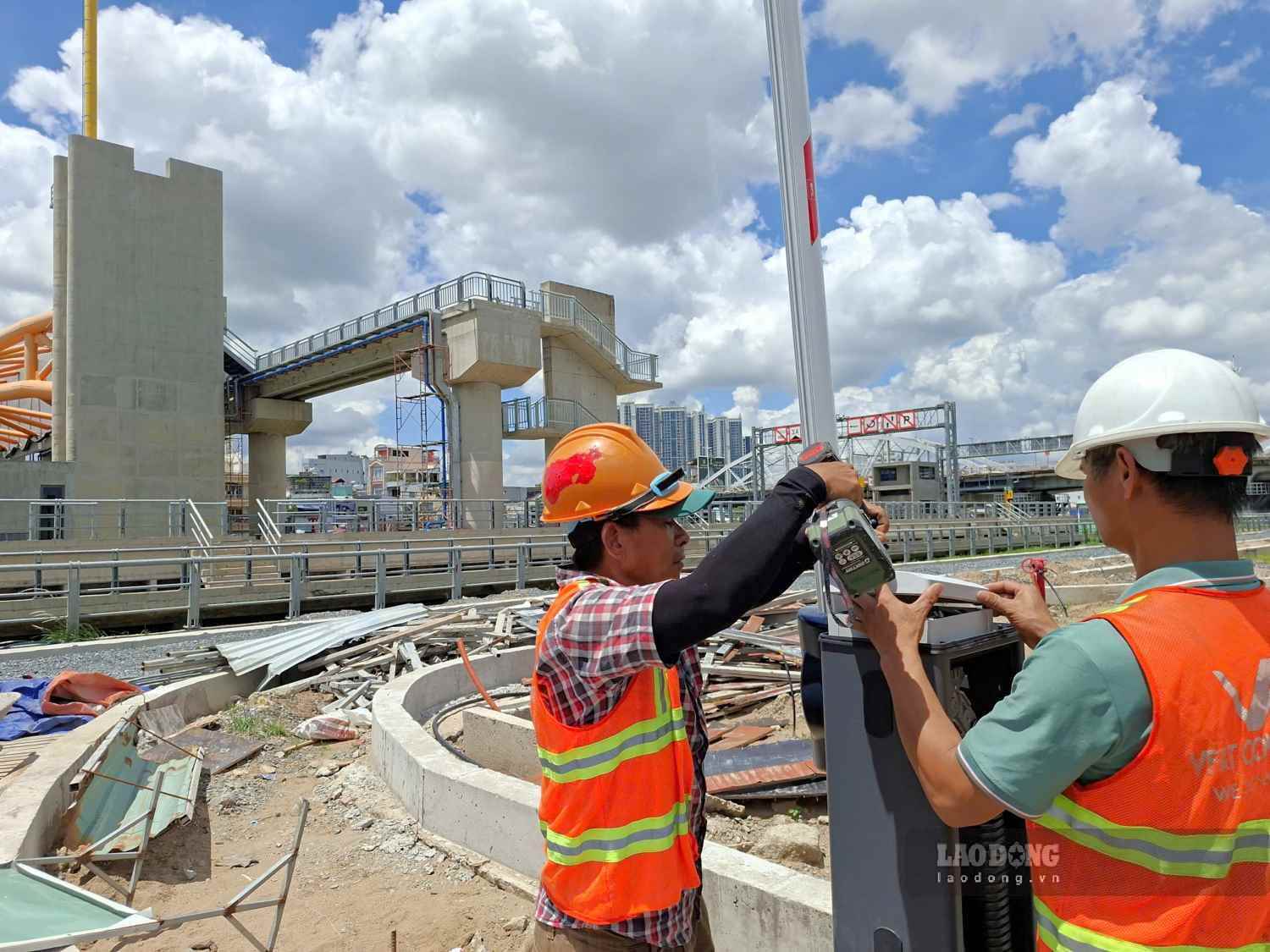 Workers constructing auxiliary items at Tan Thuan tide-blocking culvert. Photo: Minh Quan
