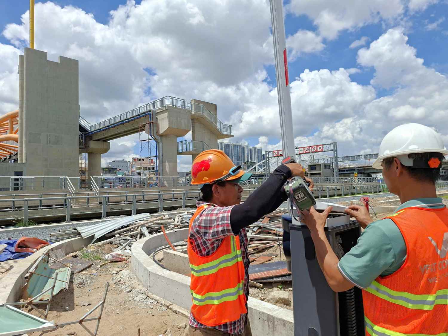 Workers constructing auxiliary items at Tan Thuan tide-blocking culvert. Photo: Minh Quan