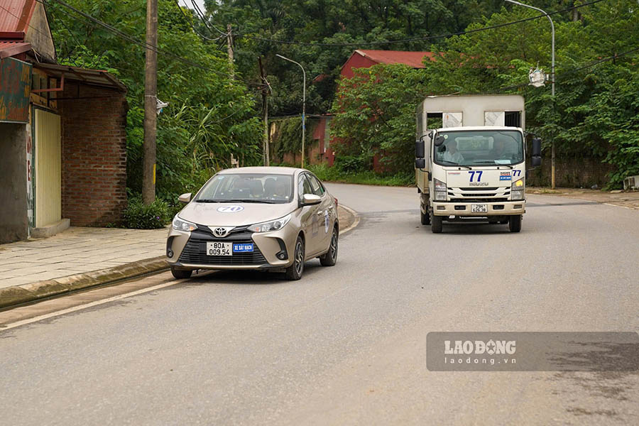 Học viên dự sát hạch đường trường. Ảnh: Tiến Ngô