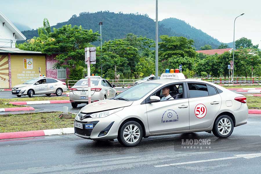 Học viên dự sát hạch sa hình. Ảnh: Tiến Ngô