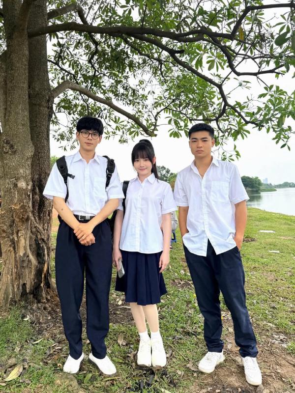Diễn viên Tú Quyên và các diễn viên phim “Phía bên kia thành phố” tại hậu trường. Ảnh: Nhân vật cung cấp.