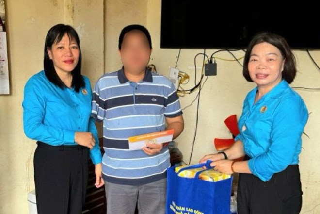Trao hỗ trợ cho đoàn viên bị tai nạn lao động, suy giảm khả năng lao động trên 61%. Ảnh: Ong Thảo