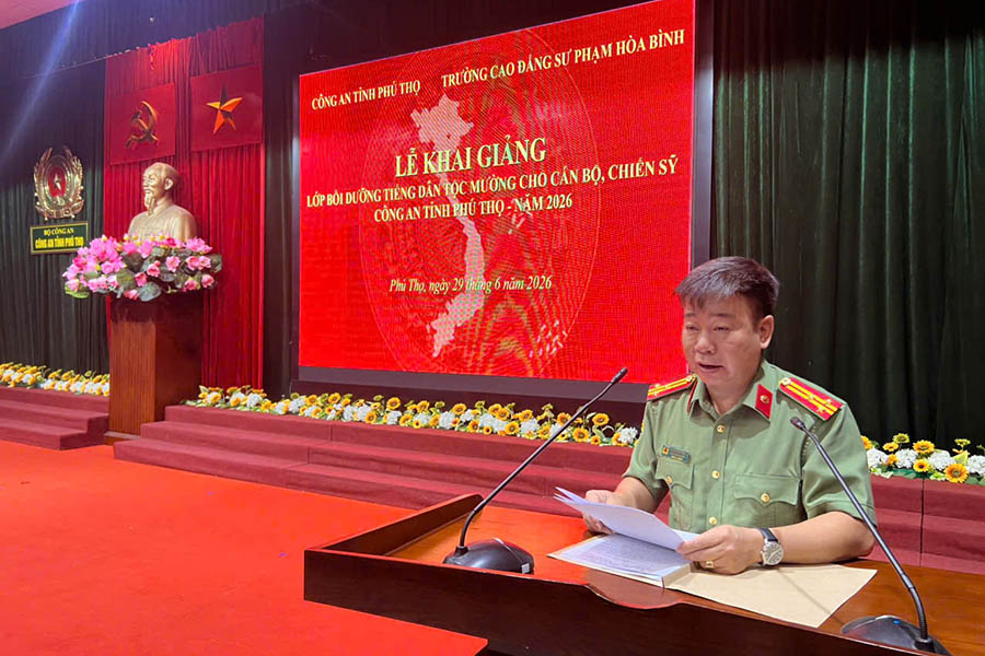 Cérémonie d'ouverture du cours de formation en langue ethnique Mường pour les cadres et les soldats de la police provinciale de Phú Thọ. Photo: Police provinciale de Phú Thọ