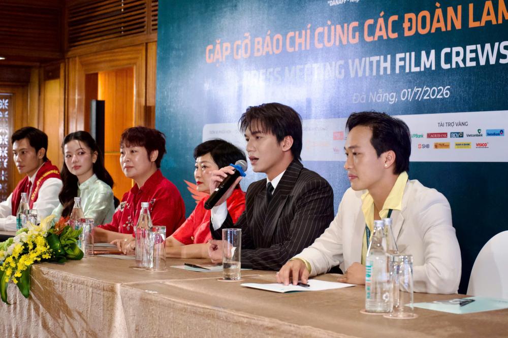 Diễn viên Đỗ Nhật Hoàng chia sẻ tại buổi gặp gỡ báo chí. Ảnh: BTC