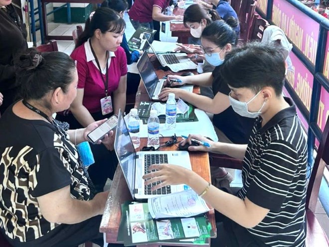 Các lao động nữ được tư vấn sức khỏe sinh sản và tầm soát ung thư cổ tử cung miễn phí. Ảnh: Đức Long
