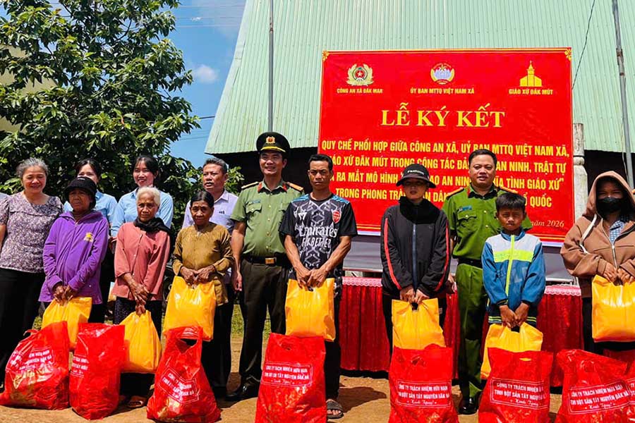 Ban Tổ chức trao quà cho các hộ gia đình có hoàn cảnh khó khăn trên địa bàn Giáo xứ Đăk Mút. Ảnh: Công an Quảng Ngãi