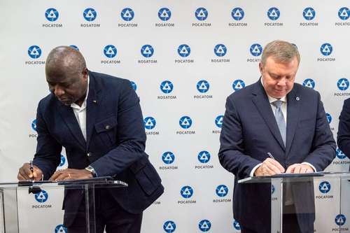 Mr. Kirill Komarov and Mr. Lassina Zerbo sign a cooperation roadmap to develop a small-module reactor (SMR) nuclear power plant project between Russia and Rwanda. Photo: Rosatom