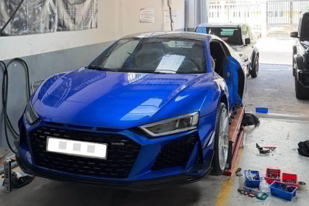 An Audi R8 V10 Plus appeared in Ho Chi Minh City with a new look after being changed to a striking blue paint color. Photo: Hung Doan