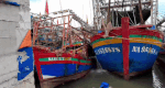 Nghe An Border Guard supports salvaging a fishing boat that sank while anchored at the port. Photo: Nghe An Border Guard