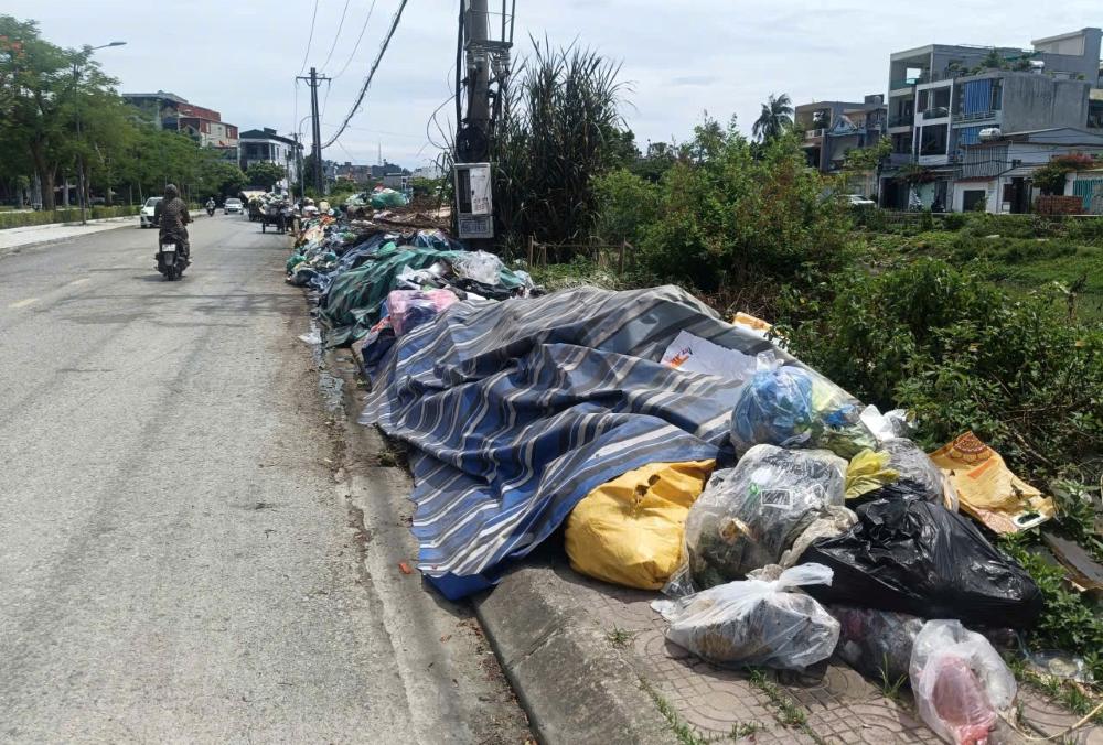 Rác thải sinh hoạt ùn ứ, bủa vây tại nhiều tuyến đường, khu phố ở phường Hạc Thành, tỉnh Thanh Hóa trước đó. Ảnh: Quách Du