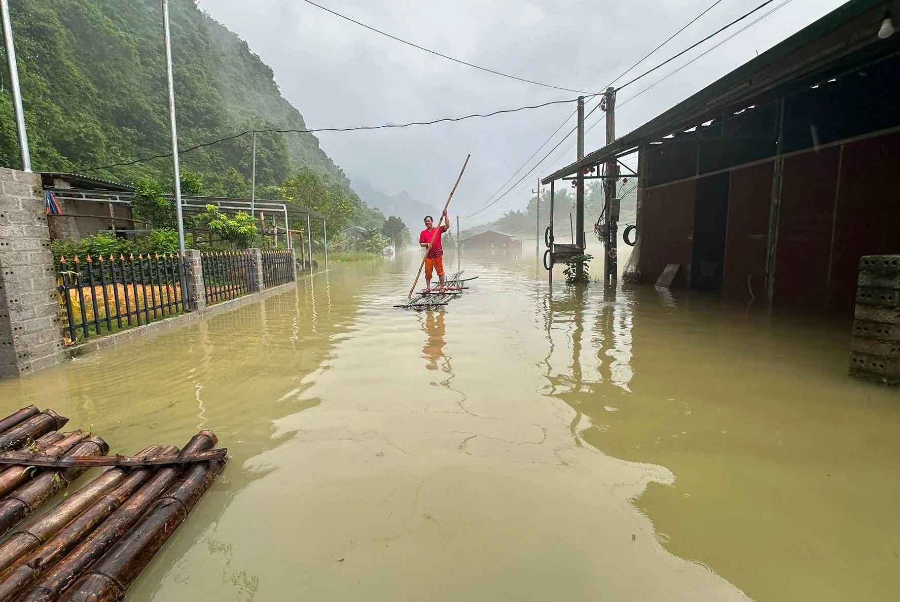 Nhiều diện tích hoa màu, đường sá của người dân bị lũ bao vây. Ảnh: Công an xã Cần Yên