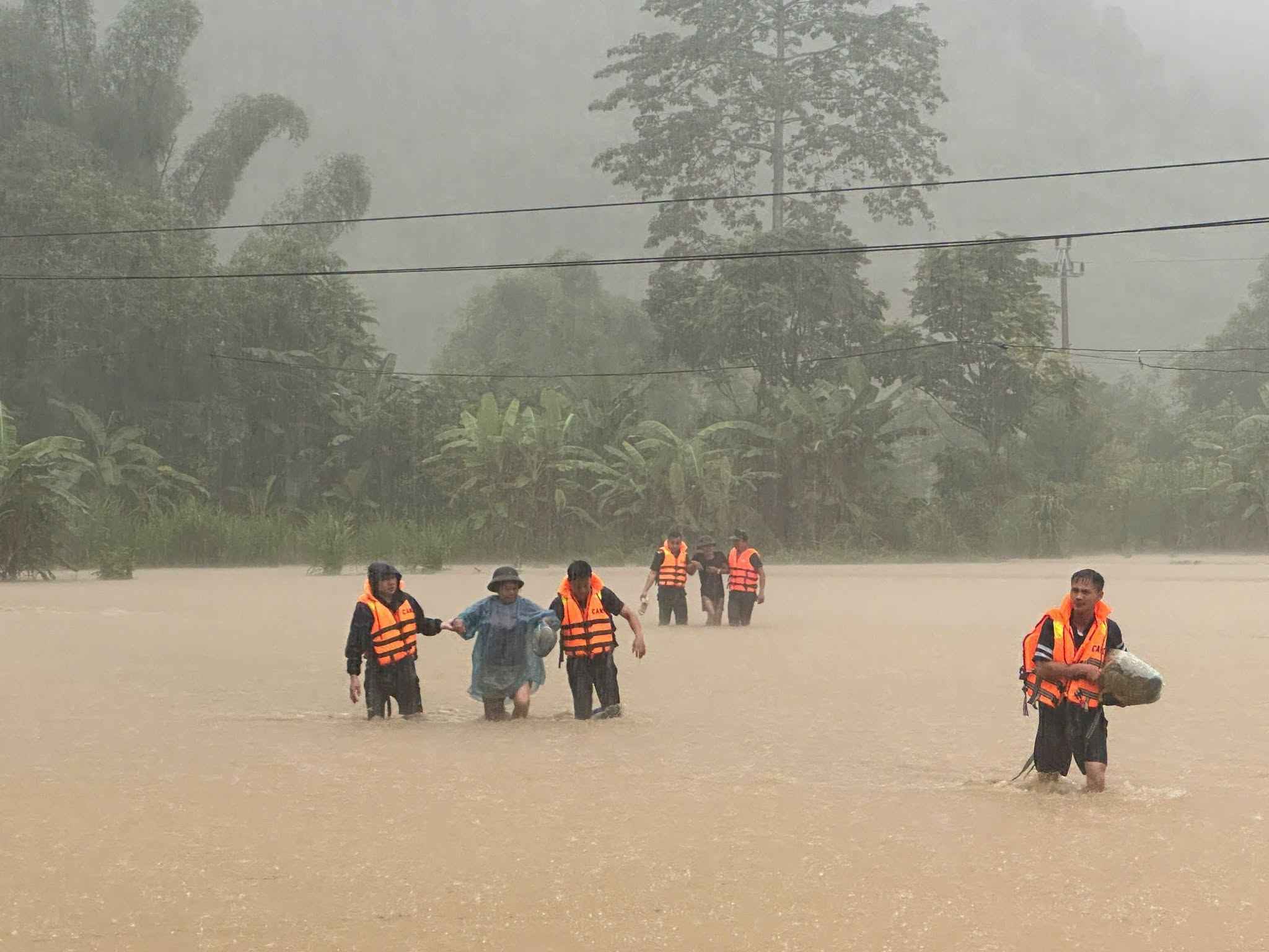 Police and military forces in Cao Bang are on duty 24/24 to support people in flood prevention. Photo: Can Yen Commune Police