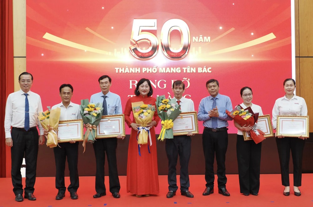 General Director of the Ho Chi Minh City Newspaper and Radio, Television Authority Le Van Minh and Deputy Head of the Propaganda and Mass Mobilization Committee of the Ho Chi Minh City Party Committee Tang Huu Phong awarded Certificates of Merit to outstanding collectives and individuals of Saigon Giai Phong Newspaper. Photo: HOANG HUNG
