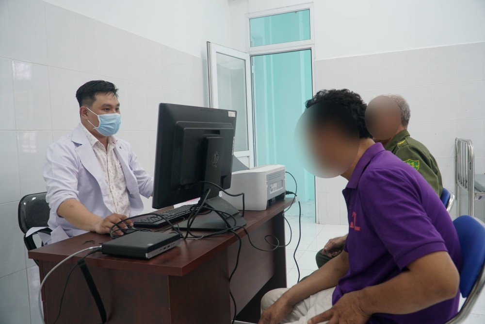 Bệnh viện đã bố trí 48 y bác sĩ và nhân viên để chính thức hoạt động. Ảnh: Đình Trọng