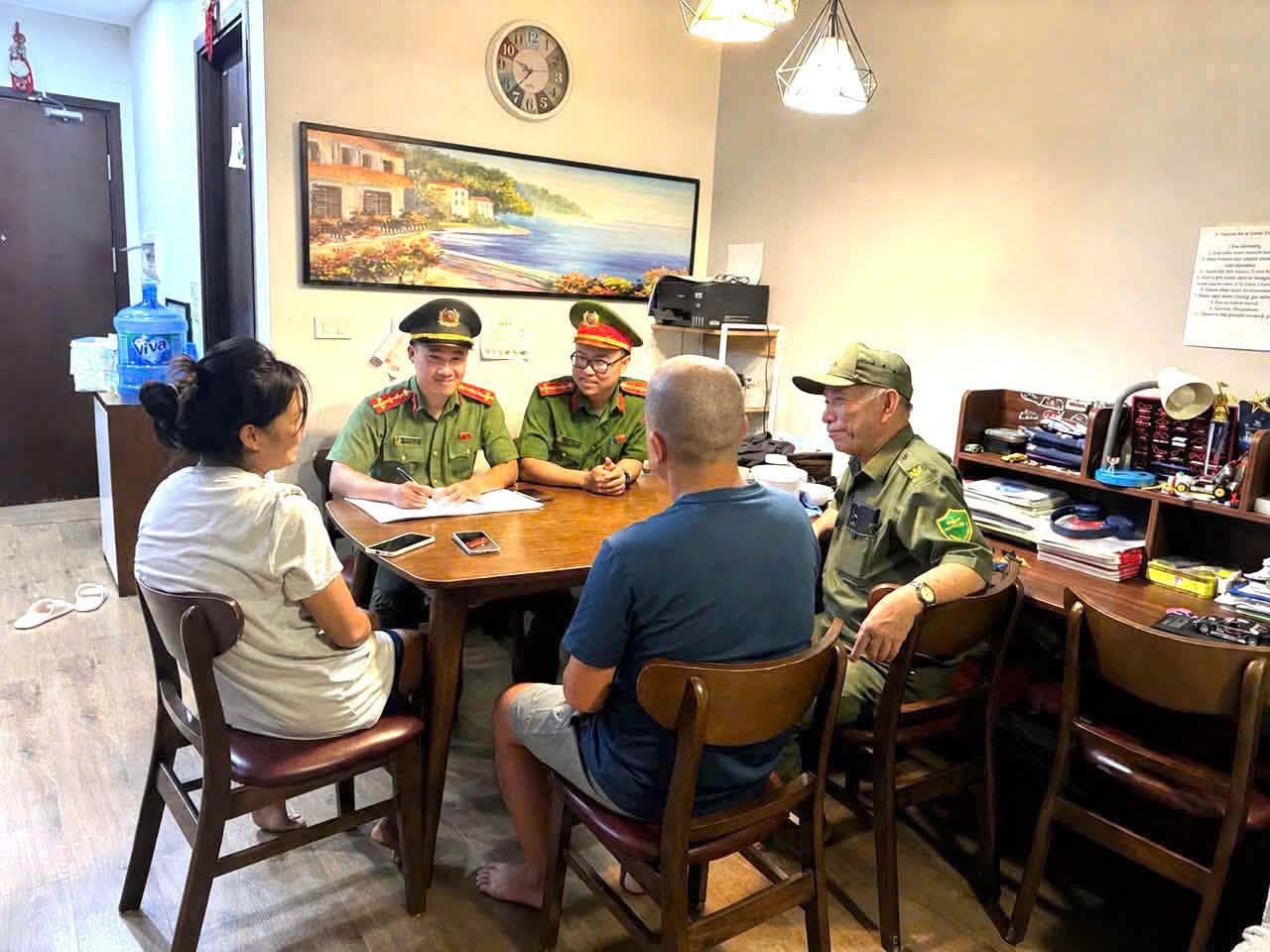 Công an phường Hoàng Mai hướng dẫn và hỗ trợ đăng ký tài khoản, đăng nhập, cập nhật thông tin khách lưu trú, khai báo tạm trú cho người nước ngoài trên hệ thống điện tử. Ảnh: Công an phường Hoàng Mai 
