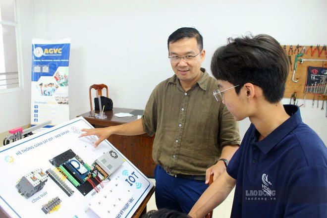 Master Nguyen Duc Tai instructs students to get acquainted with technology right at the practice workshop. Photo: Thanh Mai