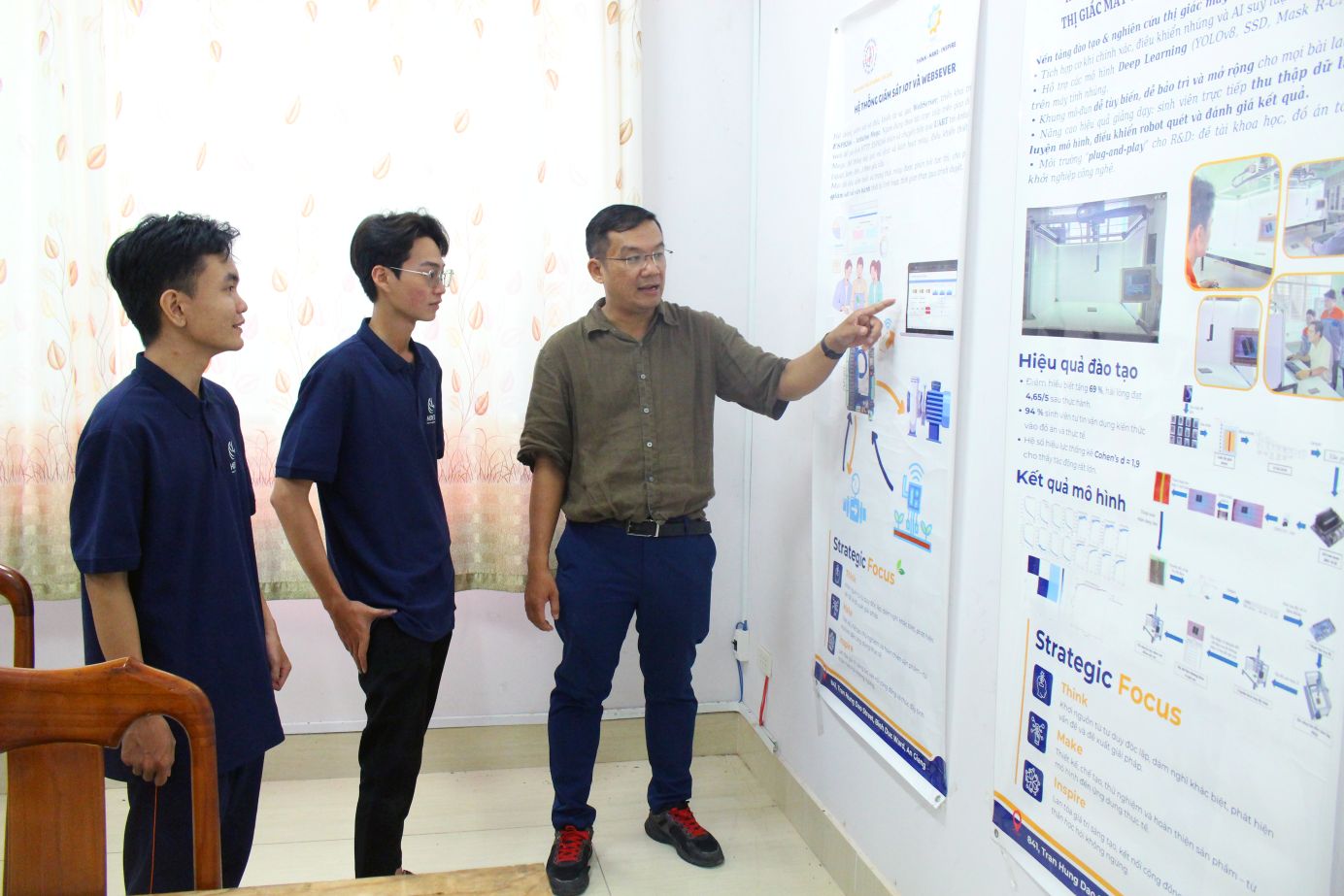 Thạc sĩ Nguyễn Đức Tài, trong giờ giảng dạy sinh viên Trường Cao đẳng Nghề An Giang. Ảnh: Thanh Mai
